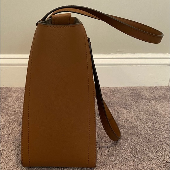 Brand New without tags Michael Michael Kors
SYLVIA SIGNATURE MEDIUM TOTE - Picture 6 of 14